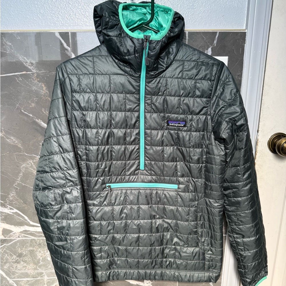 Patagonia Quilted Puffer Pullover Jacket in Black with Teal Lining - Picture 6 of 10